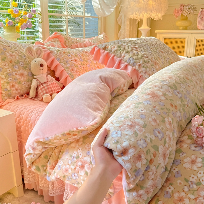 91家纺网 家纺一手货源 找家纺 九诺家纺 2025新款直播热款双层蕾丝花边牛奶绒印花床盖四件套床盖单件三件套 时光-花境花语