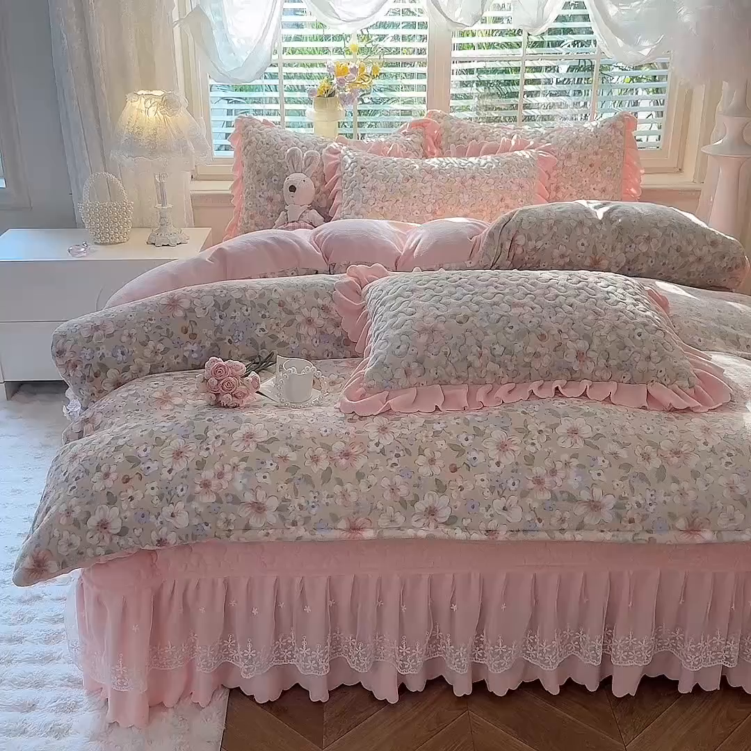 91家纺网 家纺一手货源 找家纺 九诺家纺 2025新款直播热款双层蕾丝花边牛奶绒印花床盖四件套床盖单件三件套 时光-花境花语