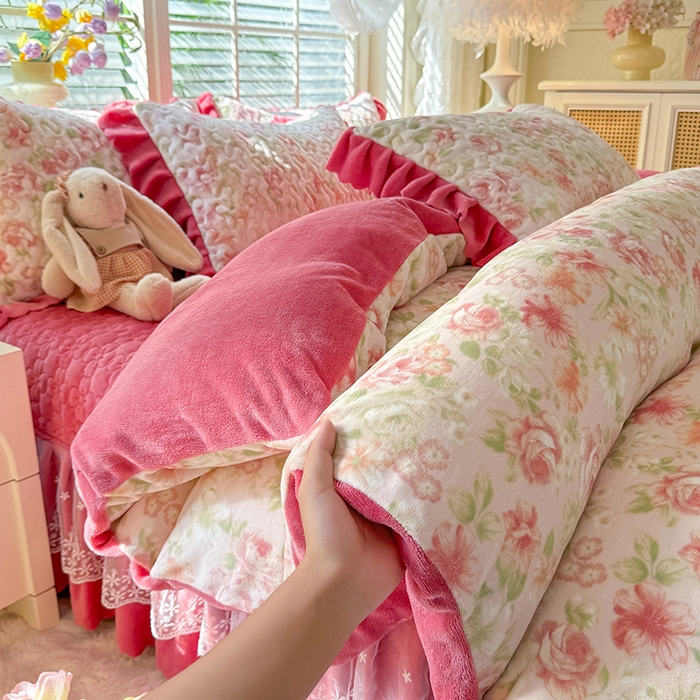 91家纺网 家纺一手货源 找家纺 九诺家纺 2025新款直播热款双层蕾丝花边牛奶绒印花床盖四件套床盖单件三件套 时光-花舞轻盈