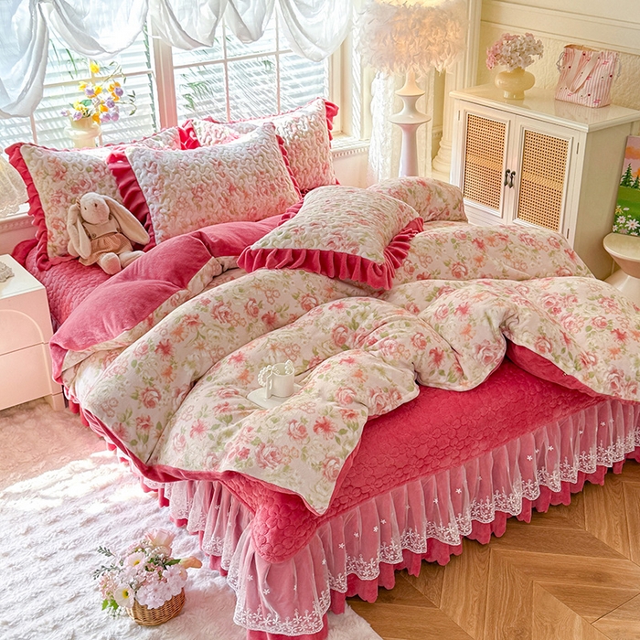 91家纺网 家纺一手货源 找家纺 九诺家纺 2025新款直播热款双层蕾丝花边牛奶绒印花床盖四件套床盖单件三件套 时光-花舞轻盈