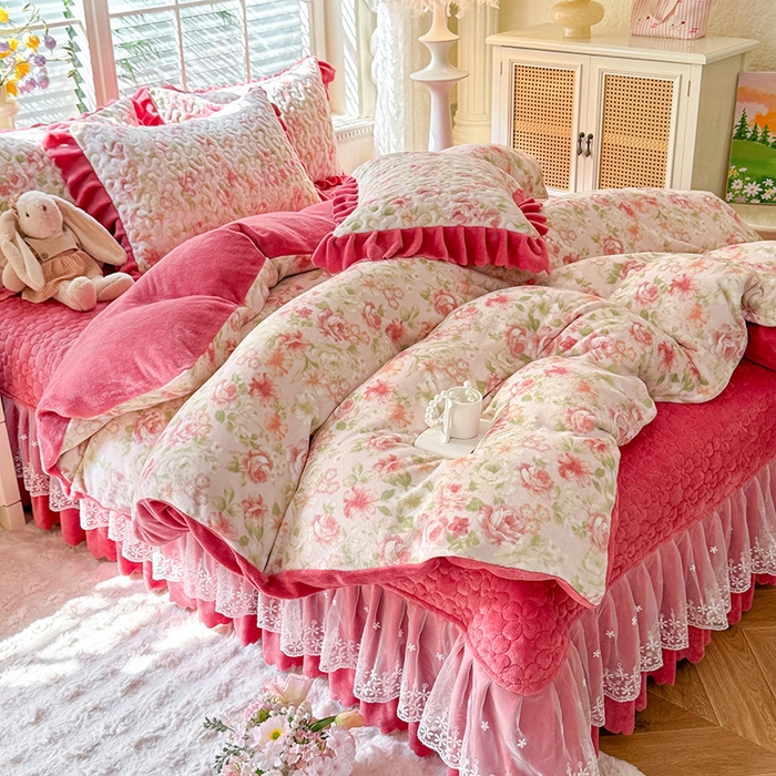 91家纺网 家纺一手货源 找家纺 九诺家纺 2025新款直播热款双层蕾丝花边牛奶绒印花床盖四件套床盖单件三件套 时光-花舞轻盈