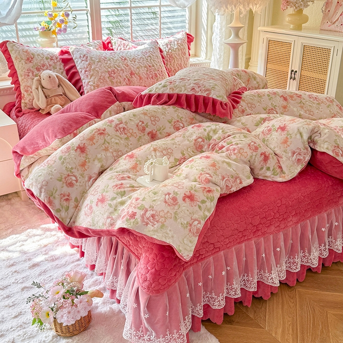 91家纺网 家纺一手货源 找家纺 九诺家纺 2025新款直播热款双层蕾丝花边牛奶绒印花床盖四件套床盖单件三件套 时光-花舞轻盈