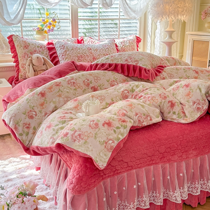 91家纺网 家纺一手货源 找家纺 九诺家纺 2025新款直播热款双层蕾丝花边牛奶绒印花床盖四件套床盖单件三件套 时光-花舞轻盈