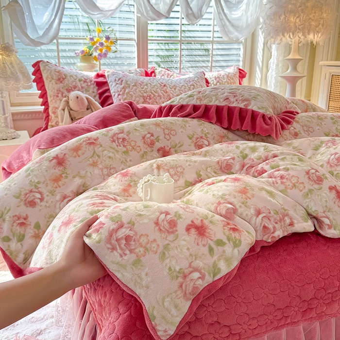 91家纺网 家纺一手货源 找家纺 九诺家纺 2025新款直播热款双层蕾丝花边牛奶绒印花床盖四件套床盖单件三件套 时光-花舞轻盈