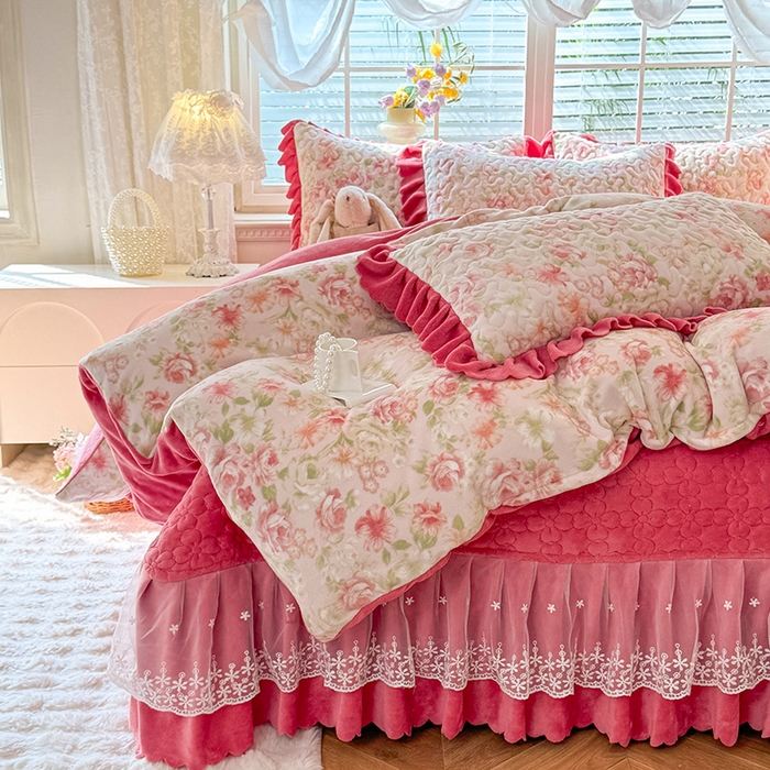 91家纺网 家纺一手货源 找家纺 九诺家纺 2025新款直播热款双层蕾丝花边牛奶绒印花床盖四件套床盖单件三件套 时光-花舞轻盈