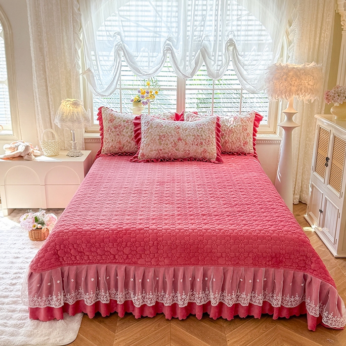 91家纺网 家纺一手货源 找家纺 九诺家纺 2025新款直播热款双层蕾丝花边牛奶绒印花床盖四件套床盖单件三件套 时光-花舞轻盈