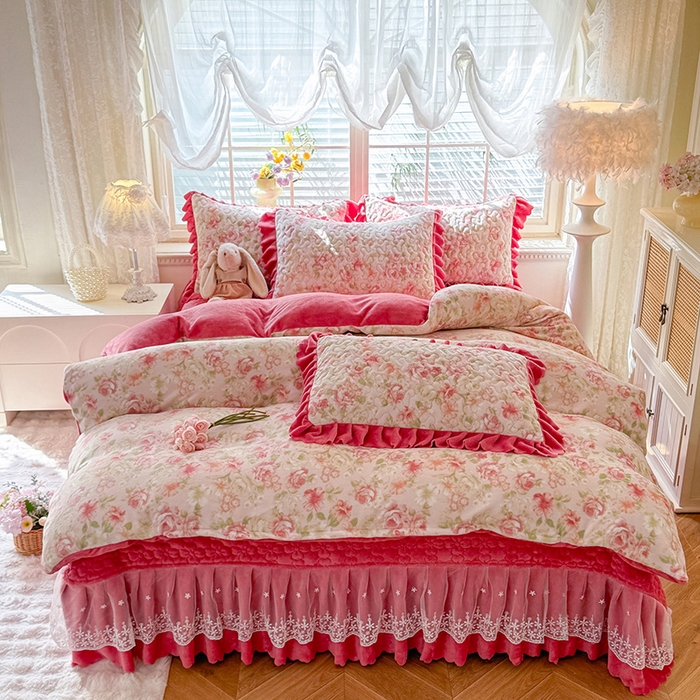 91家纺网 家纺一手货源 找家纺 九诺家纺 2025新款直播热款双层蕾丝花边牛奶绒印花床盖四件套床盖单件三件套 时光-花舞轻盈