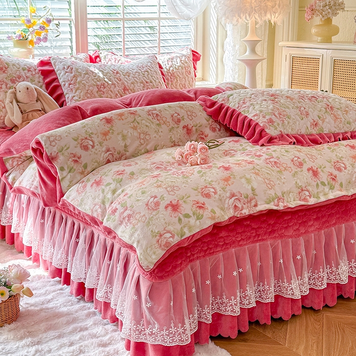 91家纺网 家纺一手货源 找家纺 九诺家纺 2025新款直播热款双层蕾丝花边牛奶绒印花床盖四件套床盖单件三件套 时光-花舞轻盈