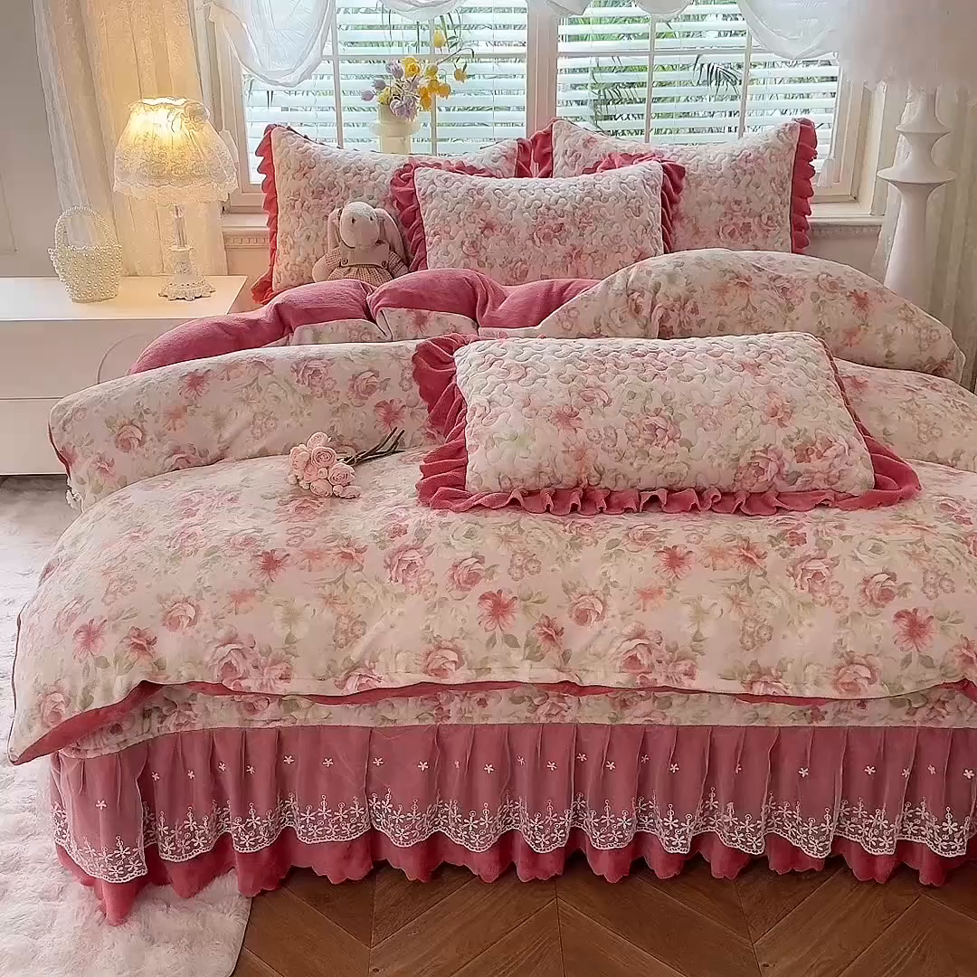 91家纺网 家纺一手货源 找家纺 九诺家纺 2025新款直播热款双层蕾丝花边牛奶绒印花床盖四件套床盖单件三件套 时光-花舞轻盈