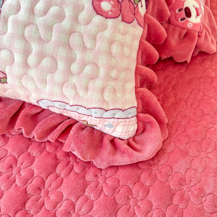 91家纺网 家纺一手货源 找家纺 九诺家纺 2025新款直播热款双层蕾丝花边牛奶绒印花床盖四件套床盖单件三件套 时光-快乐回忆