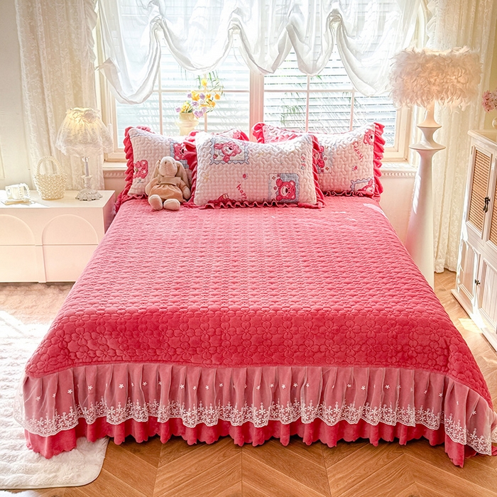 91家纺网 家纺一手货源 找家纺 九诺家纺 2025新款直播热款双层蕾丝花边牛奶绒印花床盖四件套床盖单件三件套 时光-快乐回忆