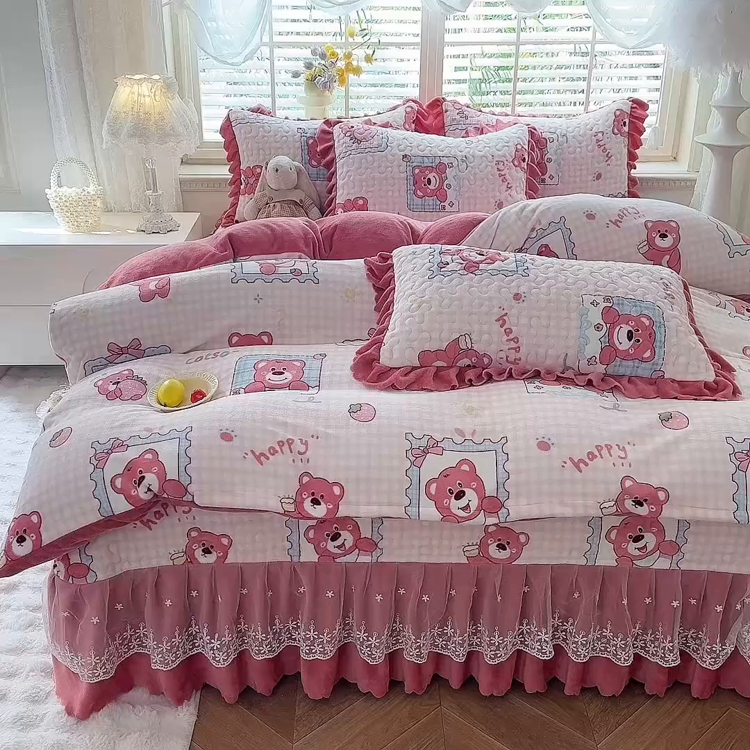 91家纺网 家纺一手货源 找家纺 九诺家纺 2025新款直播热款双层蕾丝花边牛奶绒印花床盖四件套床盖单件三件套 时光-快乐回忆