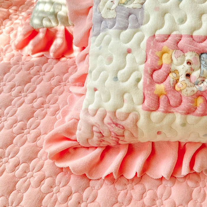 91家纺网 家纺一手货源 找家纺 九诺家纺 2025新款直播热款双层蕾丝花边牛奶绒印花床盖四件套床盖单件三件套 时光-萌宠之家