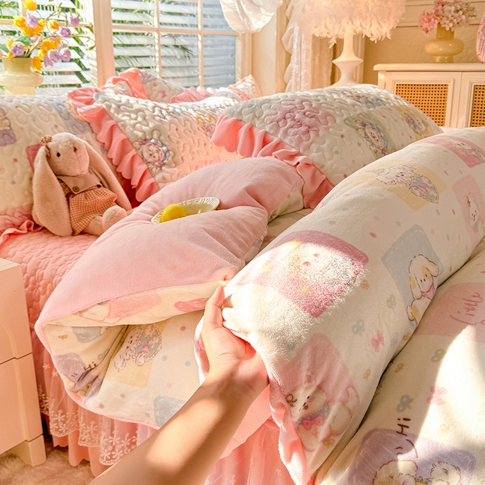 91家纺网 家纺一手货源 找家纺 九诺家纺 2025新款直播热款双层蕾丝花边牛奶绒印花床盖四件套床盖单件三件套 时光-萌宠之家