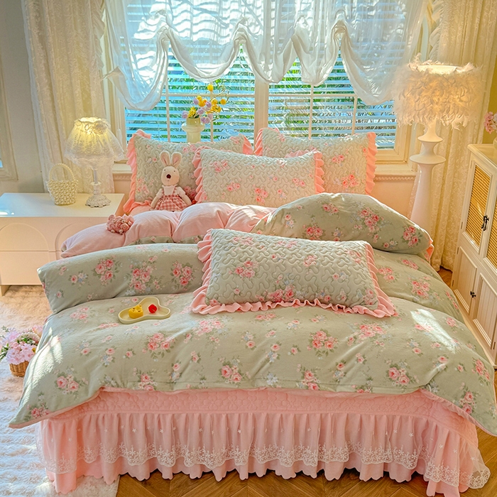 91家纺网 家纺一手货源 找家纺 九诺家纺 2025新款直播热款双层蕾丝花边牛奶绒印花床盖四件套床盖单件三件套 时光-沐熙花