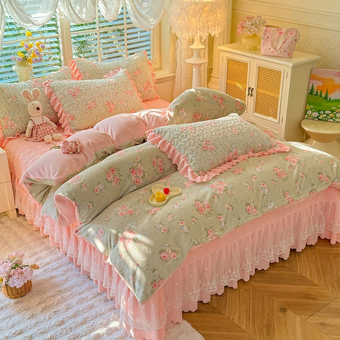 91家纺网 家纺一手货源 找家纺 九诺家纺 2025新款直播热款双层蕾丝花边牛奶绒印花床盖四件套床盖单件三件套 时光-沐熙花