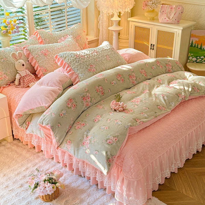 91家纺网 家纺一手货源 找家纺 九诺家纺 2025新款直播热款双层蕾丝花边牛奶绒印花床盖四件套床盖单件三件套 时光-沐熙花