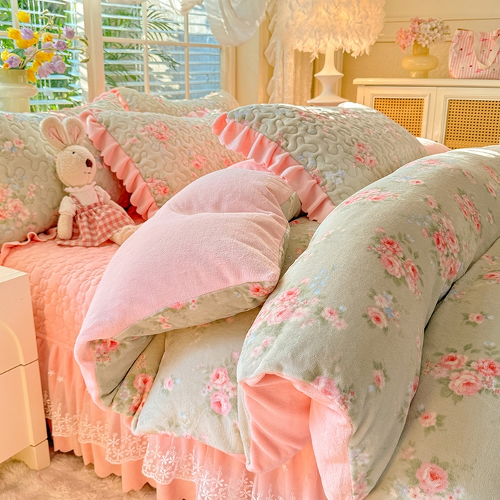 91家纺网 家纺一手货源 找家纺 九诺家纺 2025新款直播热款双层蕾丝花边牛奶绒印花床盖四件套床盖单件三件套 时光-沐熙花