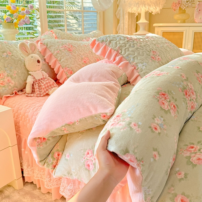 91家纺网 家纺一手货源 找家纺 九诺家纺 2025新款直播热款双层蕾丝花边牛奶绒印花床盖四件套床盖单件三件套 时光-沐熙花