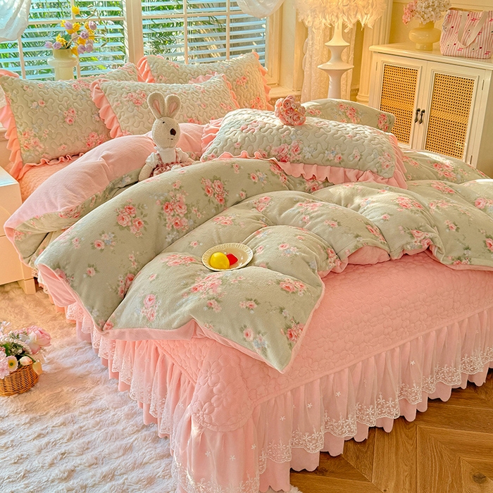 91家纺网 家纺一手货源 找家纺 九诺家纺 2025新款直播热款双层蕾丝花边牛奶绒印花床盖四件套床盖单件三件套 时光-沐熙花