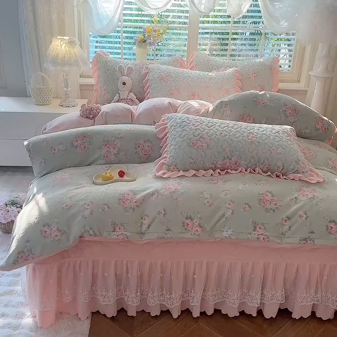 91家纺网 家纺一手货源 找家纺 九诺家纺 2025新款直播热款双层蕾丝花边牛奶绒印花床盖四件套床盖单件三件套 时光-沐熙花