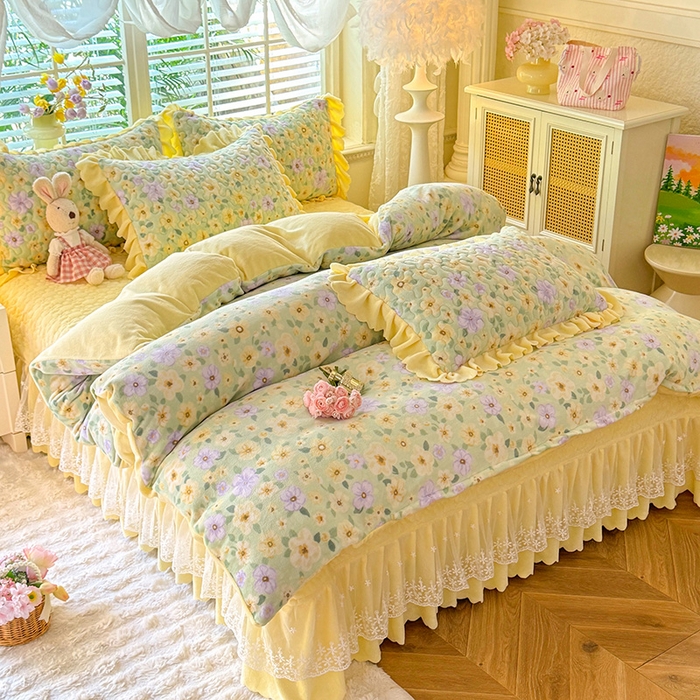 91家纺网 家纺一手货源 找家纺 九诺家纺 2025新款直播热款双层蕾丝花边牛奶绒印花床盖四件套床盖单件三件套 时光-暖阳之春