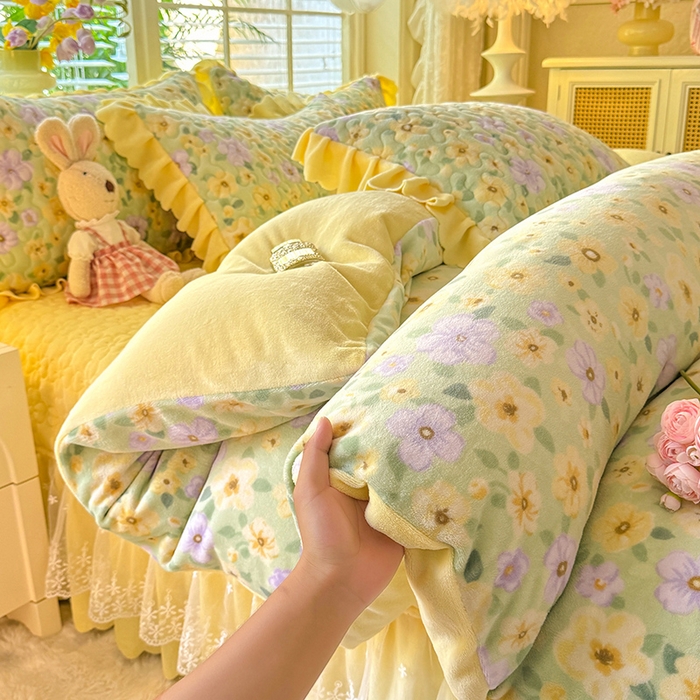 91家纺网 家纺一手货源 找家纺 九诺家纺 2025新款直播热款双层蕾丝花边牛奶绒印花床盖四件套床盖单件三件套 时光-暖阳之春