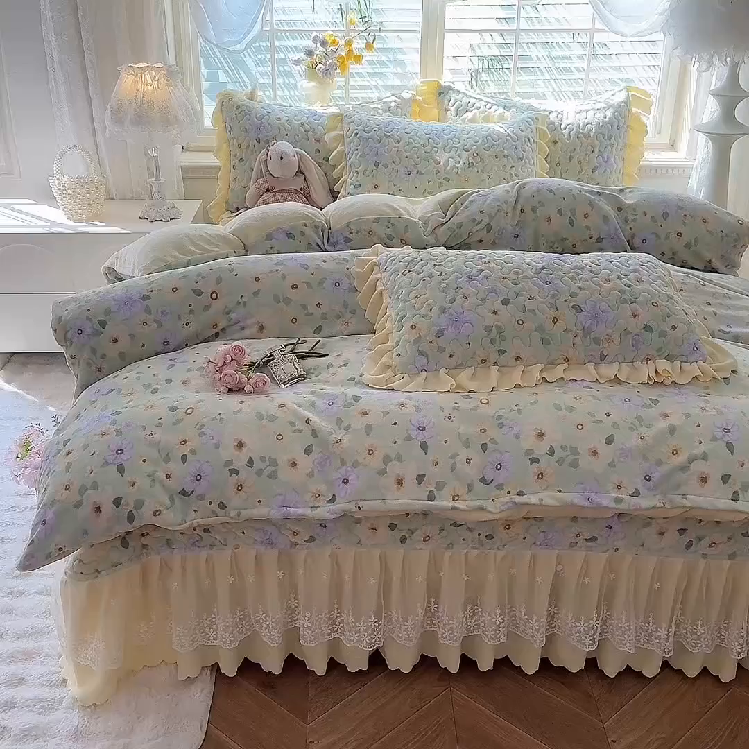 91家纺网 家纺一手货源 找家纺 九诺家纺 2025新款直播热款双层蕾丝花边牛奶绒印花床盖四件套床盖单件三件套 时光-暖阳之春