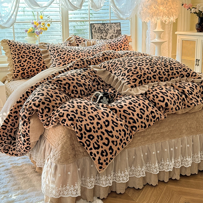 91家纺网 家纺一手货源 找家纺 九诺家纺 2025新款直播热款双层蕾丝花边牛奶绒印花床盖四件套床盖单件三件套 时光-轻奢豹纹