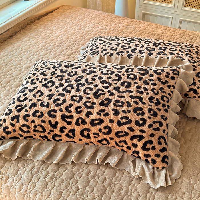 91家纺网 家纺一手货源 找家纺 九诺家纺 2025新款直播热款双层蕾丝花边牛奶绒印花床盖四件套床盖单件三件套 时光-轻奢豹纹