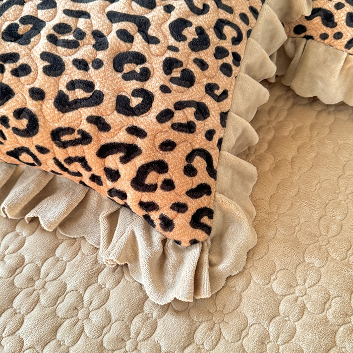 91家纺网 家纺一手货源 找家纺 九诺家纺 2025新款直播热款双层蕾丝花边牛奶绒印花床盖四件套床盖单件三件套 时光-轻奢豹纹