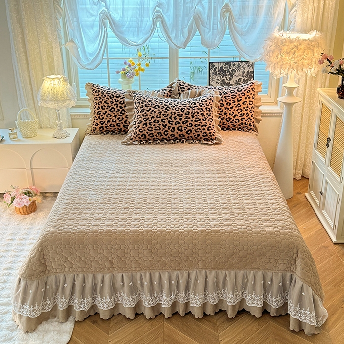 91家纺网 家纺一手货源 找家纺 九诺家纺 2025新款直播热款双层蕾丝花边牛奶绒印花床盖四件套床盖单件三件套 时光-轻奢豹纹