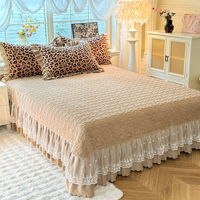 91家纺网 家纺一手货源 找家纺 九诺家纺 2025新款直播热款双层蕾丝花边牛奶绒印花床盖四件套床盖单件三件套 时光-轻奢豹纹