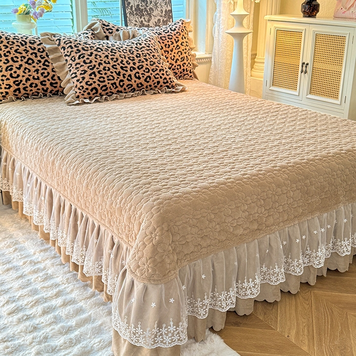 91家纺网 家纺一手货源 找家纺 九诺家纺 2025新款直播热款双层蕾丝花边牛奶绒印花床盖四件套床盖单件三件套 时光-轻奢豹纹