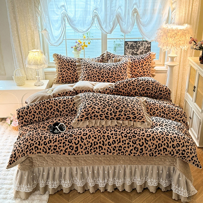 91家纺网 家纺一手货源 找家纺 九诺家纺 2025新款直播热款双层蕾丝花边牛奶绒印花床盖四件套床盖单件三件套 时光-轻奢豹纹