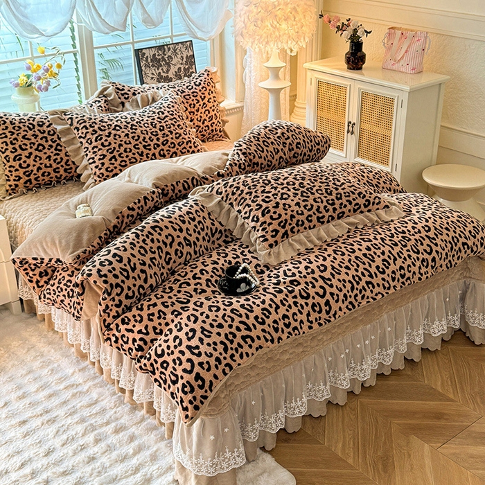 91家纺网 家纺一手货源 找家纺 九诺家纺 2025新款直播热款双层蕾丝花边牛奶绒印花床盖四件套床盖单件三件套 时光-轻奢豹纹