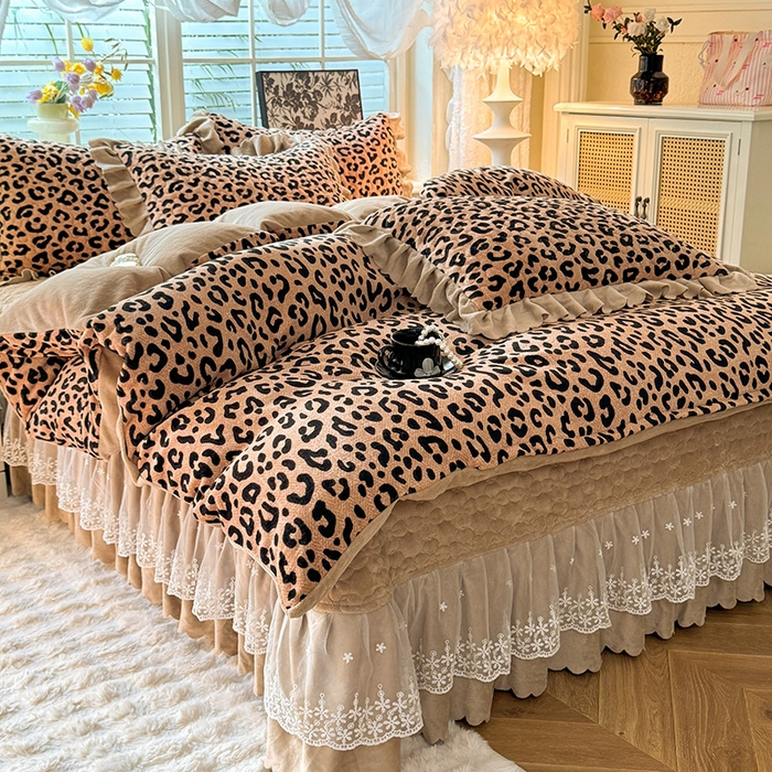 91家纺网 家纺一手货源 找家纺 九诺家纺 2025新款直播热款双层蕾丝花边牛奶绒印花床盖四件套床盖单件三件套 时光-轻奢豹纹