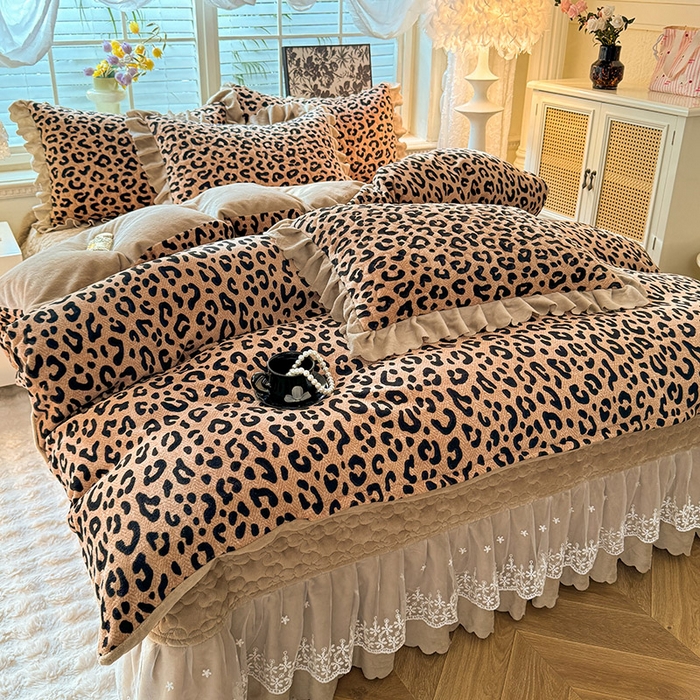 91家纺网 家纺一手货源 找家纺 九诺家纺 2025新款直播热款双层蕾丝花边牛奶绒印花床盖四件套床盖单件三件套 时光-轻奢豹纹