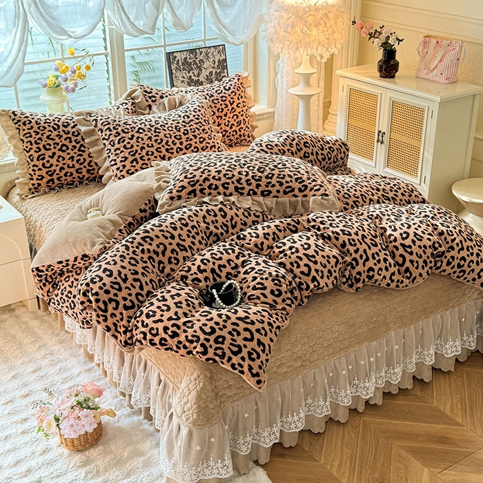 91家纺网 家纺一手货源 找家纺 九诺家纺 2025新款直播热款双层蕾丝花边牛奶绒印花床盖四件套床盖单件三件套 时光-轻奢豹纹