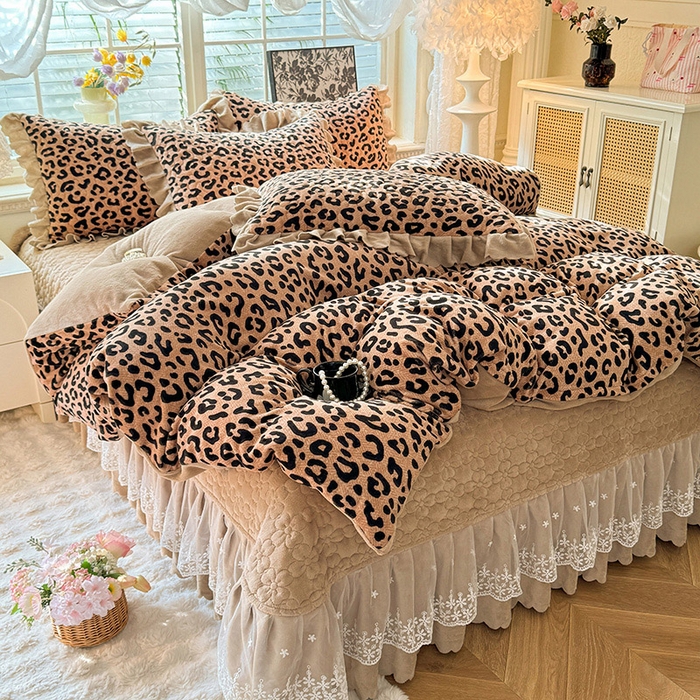 91家纺网 家纺一手货源 找家纺 九诺家纺 2025新款直播热款双层蕾丝花边牛奶绒印花床盖四件套床盖单件三件套 时光-轻奢豹纹