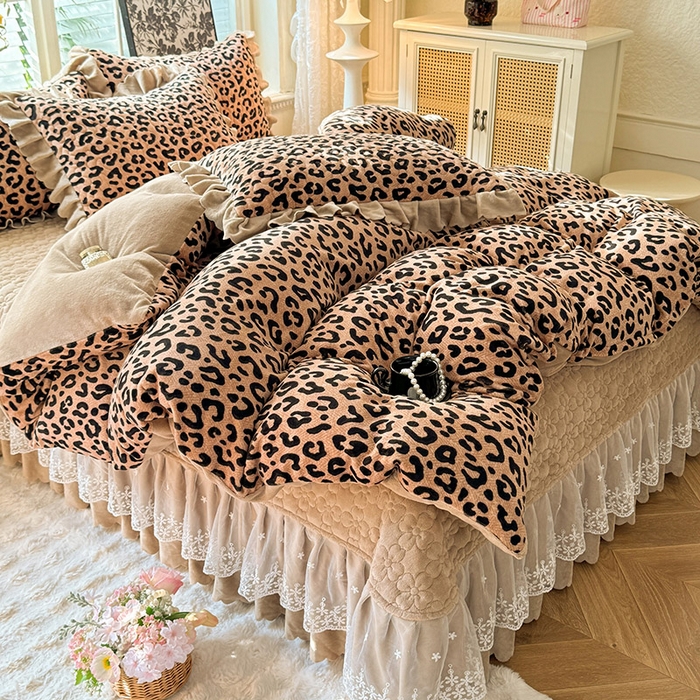 91家纺网 家纺一手货源 找家纺 九诺家纺 2025新款直播热款双层蕾丝花边牛奶绒印花床盖四件套床盖单件三件套 时光-轻奢豹纹