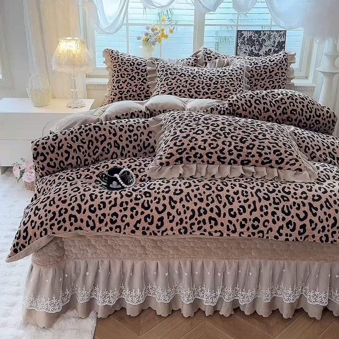 91家纺网 家纺一手货源 找家纺 九诺家纺 2025新款直播热款双层蕾丝花边牛奶绒印花床盖四件套床盖单件三件套 时光-轻奢豹纹