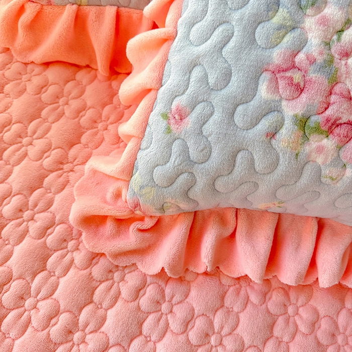 91家纺网 家纺一手货源 找家纺 九诺家纺 2025新款直播热款双层蕾丝花边牛奶绒印花床盖四件套床盖单件三件套 时光-柔情花梦