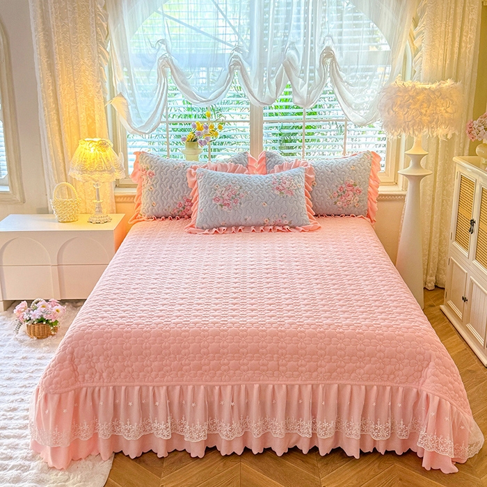 91家纺网 家纺一手货源 找家纺 九诺家纺 2025新款直播热款双层蕾丝花边牛奶绒印花床盖四件套床盖单件三件套 时光-柔情花梦