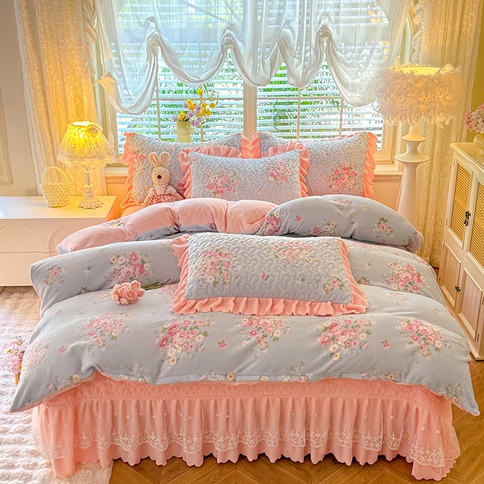 91家纺网 家纺一手货源 找家纺 九诺家纺 2025新款直播热款双层蕾丝花边牛奶绒印花床盖四件套床盖单件三件套 时光-柔情花梦