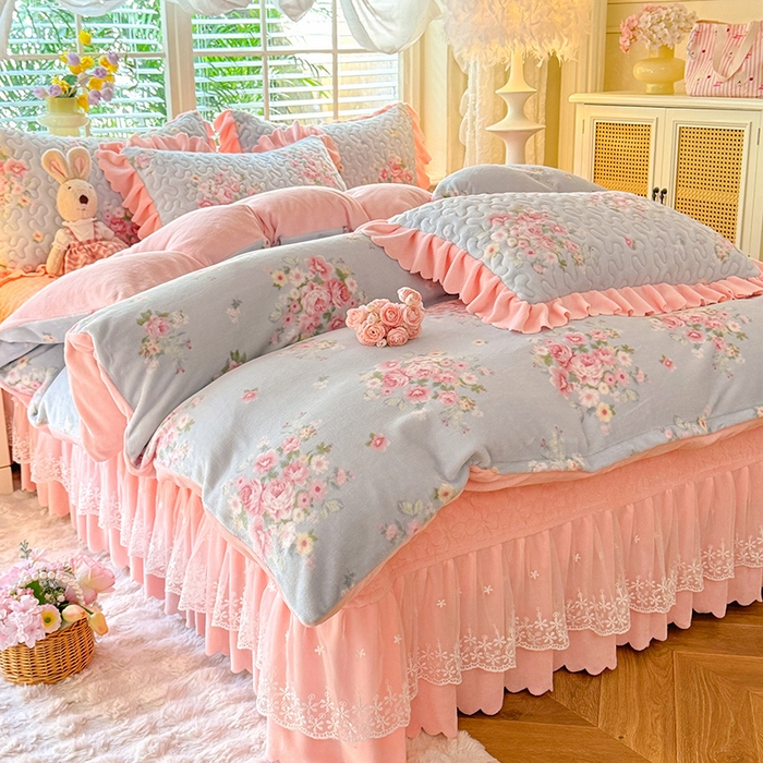 91家纺网 家纺一手货源 找家纺 九诺家纺 2025新款直播热款双层蕾丝花边牛奶绒印花床盖四件套床盖单件三件套 时光-柔情花梦