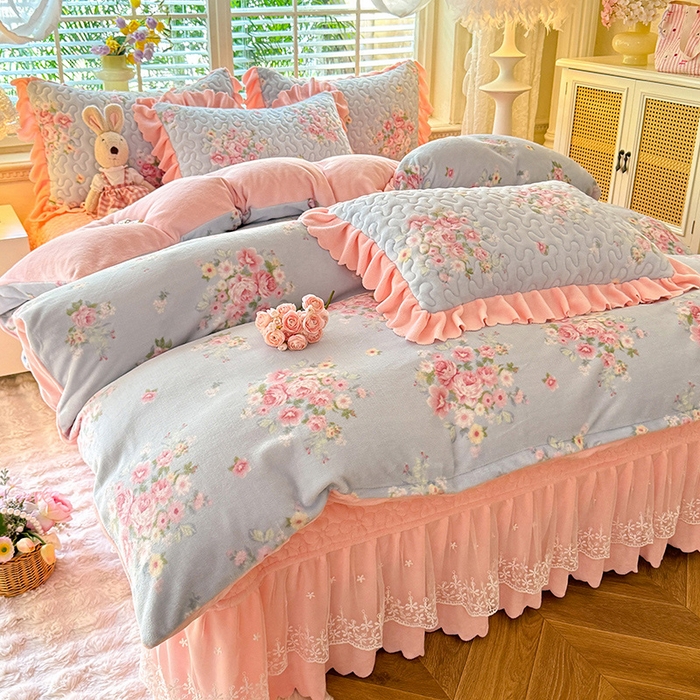 91家纺网 家纺一手货源 找家纺 九诺家纺 2025新款直播热款双层蕾丝花边牛奶绒印花床盖四件套床盖单件三件套 时光-柔情花梦