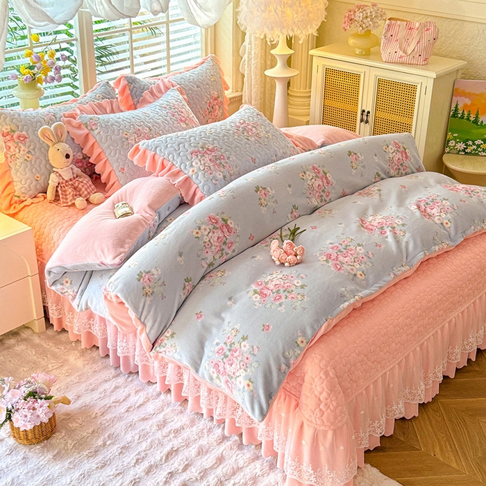 91家纺网 家纺一手货源 找家纺 九诺家纺 2025新款直播热款双层蕾丝花边牛奶绒印花床盖四件套床盖单件三件套 时光-柔情花梦