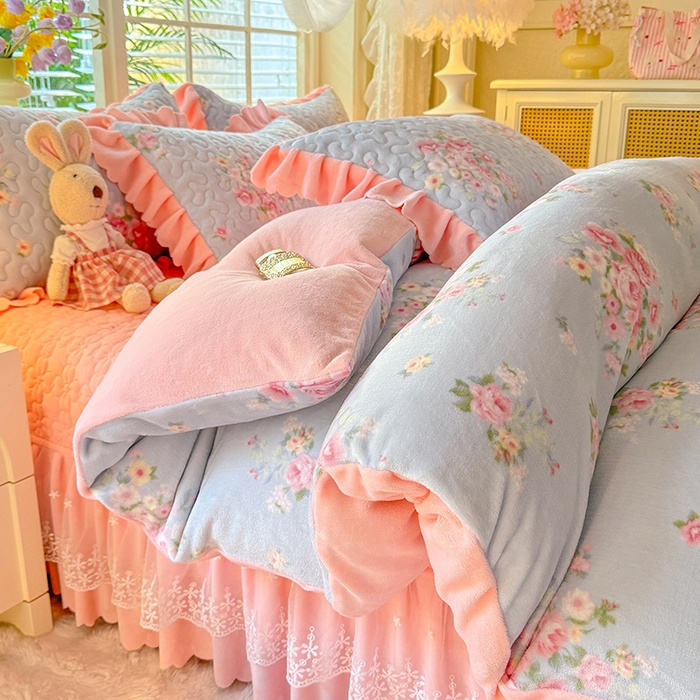 91家纺网 家纺一手货源 找家纺 九诺家纺 2025新款直播热款双层蕾丝花边牛奶绒印花床盖四件套床盖单件三件套 时光-柔情花梦