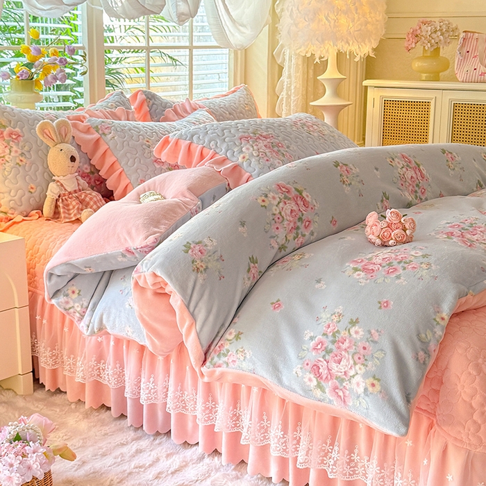 91家纺网 家纺一手货源 找家纺 九诺家纺 2025新款直播热款双层蕾丝花边牛奶绒印花床盖四件套床盖单件三件套 时光-柔情花梦